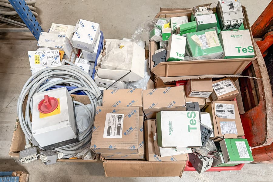 Palette mit Elektroinstallationsmaterial